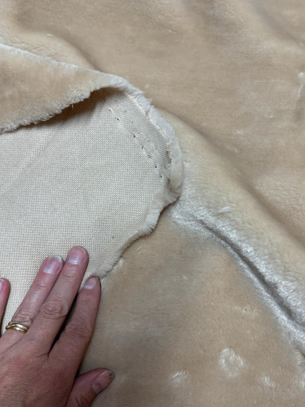 Coupon tissu fausse fourrure douce et légère à poils mi-longs beige 30cmx159cm