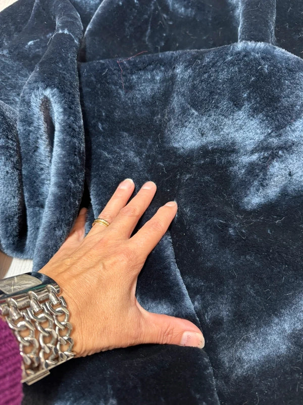 Coupon tissu fausse fourrure douce et légère à poils mi-longs bleu marine 30cmx157cm