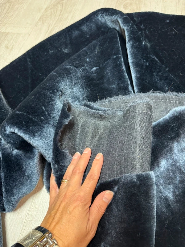 Coupon tissu fausse fourrure douce et légère à poils mi-longs bleu marine 30cmx157cm