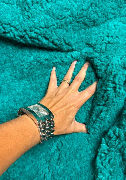 Coupon couture tissu fausse fourrure douce et épaisse à poils mi-longs vert émeraude 30cm x 160cm