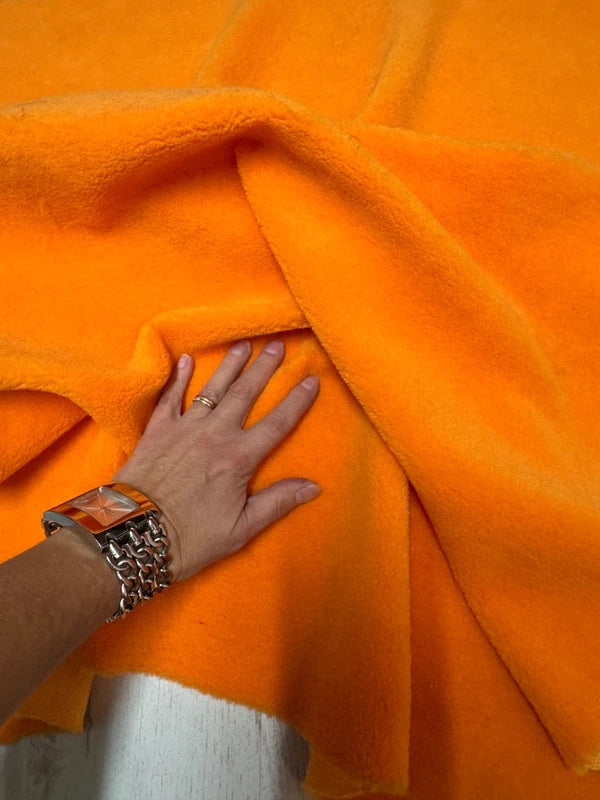 Coupon tissu fausse fourrure légère touché polaire à poils courts orange 50cmx50cm