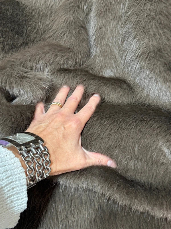 Coupon tissu fausse fourrure douce à poils longs marron gris 25cm x 74cm