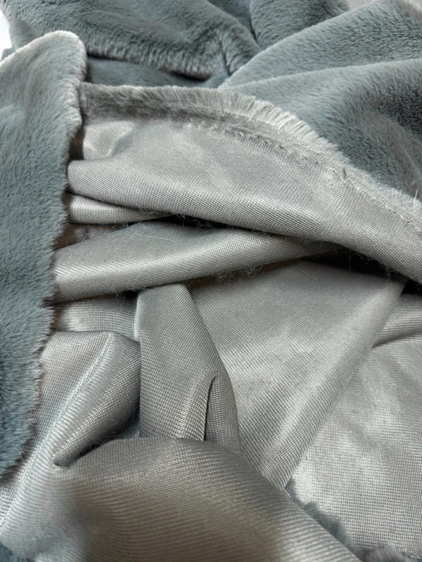 Coupon tissu fausse fourrure douce à poils mi-longs vert de gris 30cm x 155cm