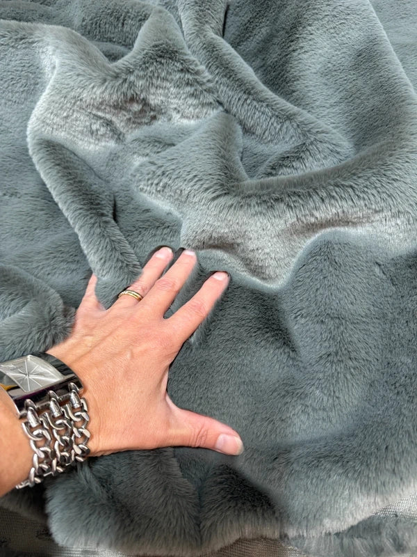 Coupon tissu fausse fourrure douce à poils mi-longs vert de gris 30cm x 155cm