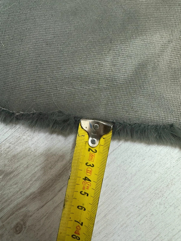 Coupon tissu fausse fourrure douce à poils mi-longs vert de gris 30cm x 155cm