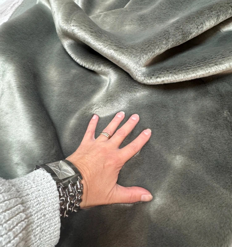 Coupon couture tissu fausse fourrure très douce et épaisse à poils mi-longs gris 30cm x 156cm