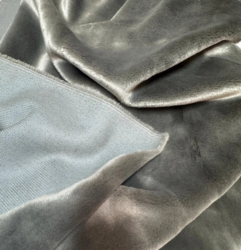 Coupon couture tissu fausse fourrure très douce et épaisse à poils mi-longs gris 30cm x 156cm