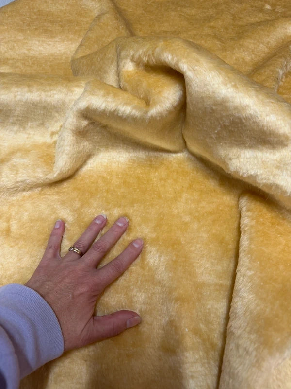 Coupon tissu fausse fourrure douce et légère beige doré à poils courts 30cm x 160cm