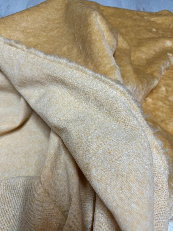 Coupon tissu fausse fourrure douce et légère beige doré à poils courts 30cm x 160cm