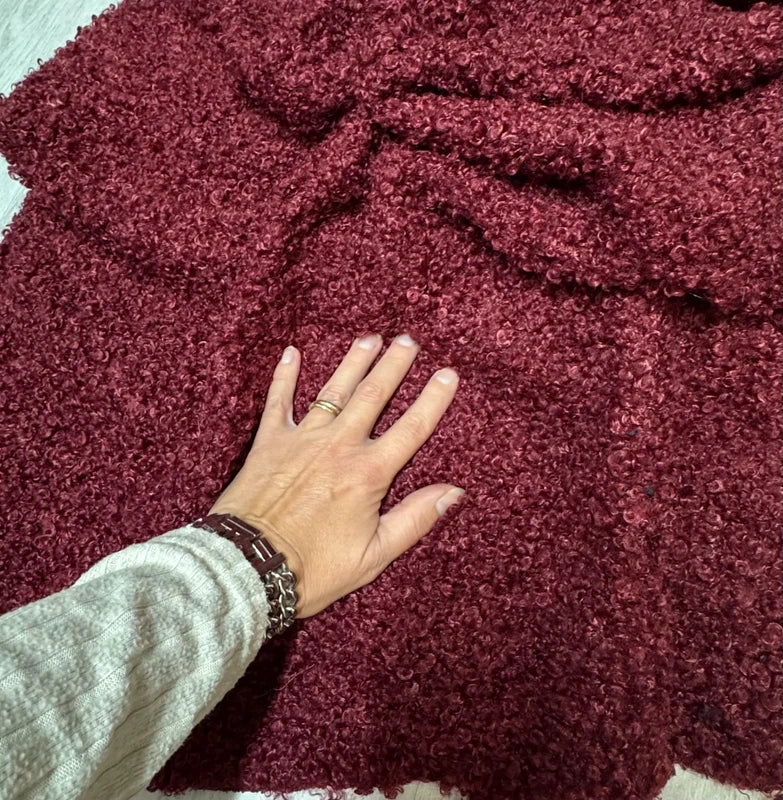 Coupon couture tissu fausse fourrure douce et frisée à poils mi-longs rouge bordeaux 30cm x 162cm