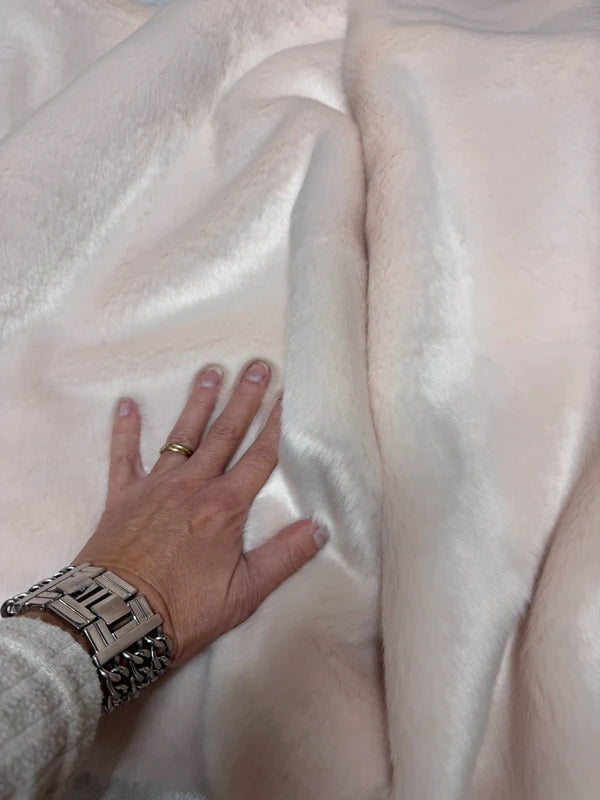 Coupon tissu fausse fourrure légère touché très doux à poils mi-longs rose clair 27cmx156cm
