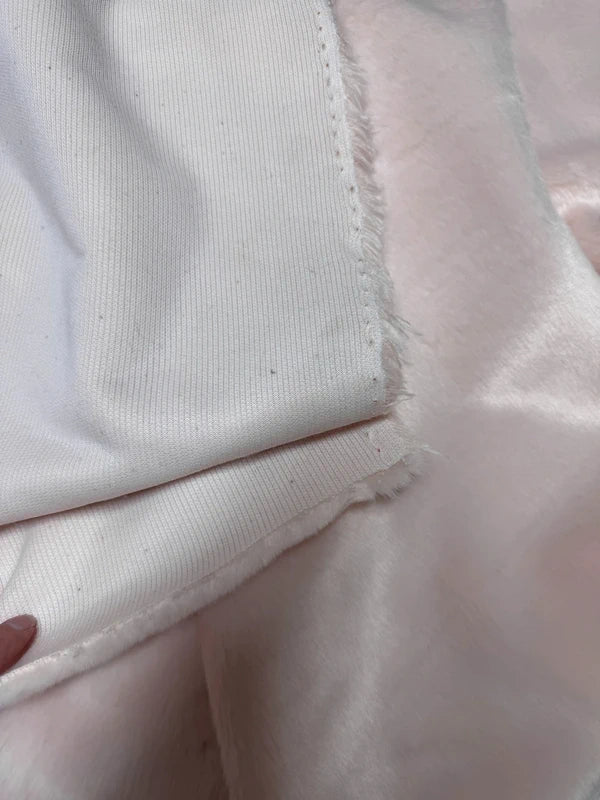 Coupon tissu fausse fourrure légère touché très doux à poils mi-longs rose clair 27cmx156cm