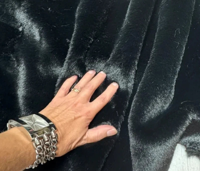 Coupon tissu fausse fourrure douce à poils mi-longs noir 30cmx84cm
