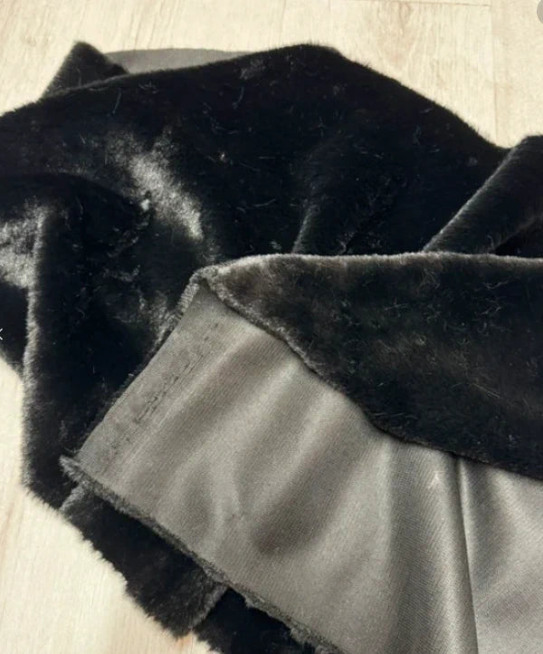 Coupon tissu fausse fourrure douce à poils mi-longs noir 30cmx84cm