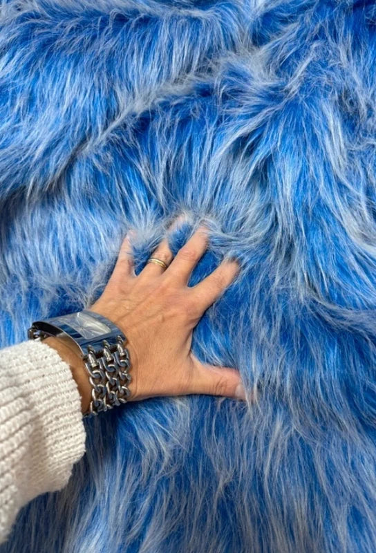 Coupon tissu très doux fausse fourrure à poils longs bleu à mèches blanches 30cm x 163cm