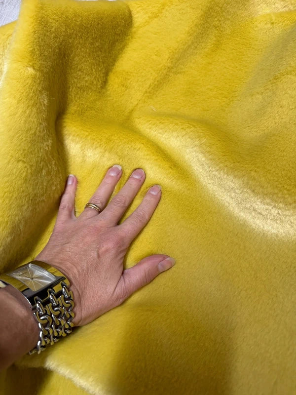 Coupon tissu fausse fourrure douce et légère jaune doré moutarde à poils courts 40cm x 82cm