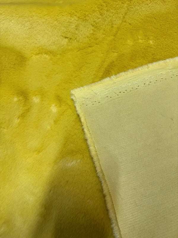Coupon tissu fausse fourrure douce et légère jaune doré moutarde à poils courts 40cm x 82cm