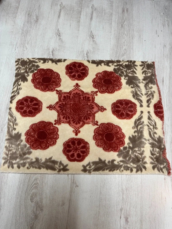 Fausse fourrure originale beige & rouge – Motif fleurs vintage 60x77cm