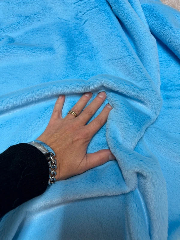 Fausse fourrure bleu ciel poils courts – Coupon 30x163cm