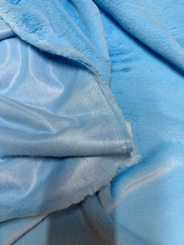Fausse fourrure bleu ciel poils courts – Coupon 30x163cm