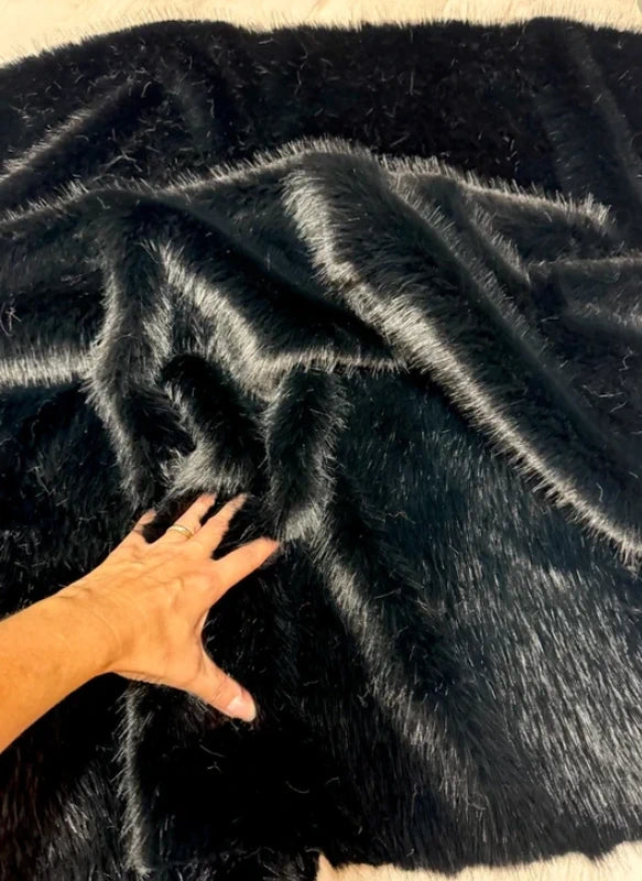 Coupon tissu fausse fourrure douce de qualité noir à poils mi-longs 35cmx90cm
