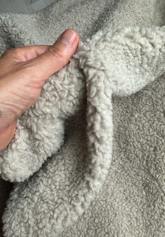 Coupon tissu très doux fausse fourrure à poils frisés beige grisonnant 38cm x 160cm