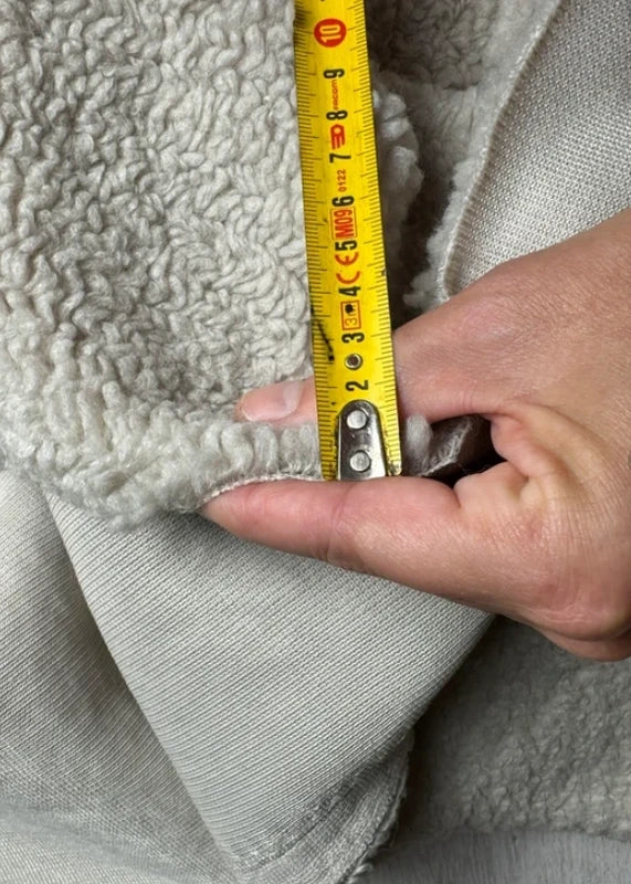 Coupon tissu très doux fausse fourrure à poils frisés beige grisonnant 38cm x 160cm