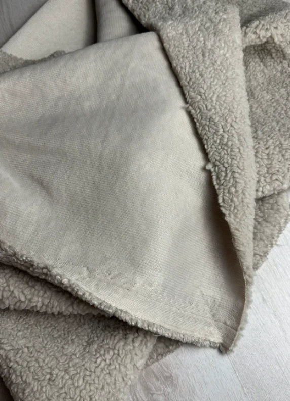 Coupon tissu très doux fausse fourrure à poils frisés beige grisonnant 38cm x 160cm