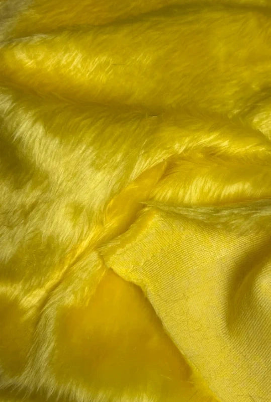 Coupon tissu fausse fourrure douce et légère jaune à poils mi-longs 30cm x 155cm