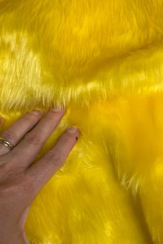 Coupon tissu fausse fourrure douce et légère jaune à poils mi-longs 30cm x 155cm