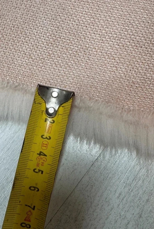 Coupon tissu fausse fourrure douce et épaisse de qualité rose clair à poils longs 30cm x 72cm