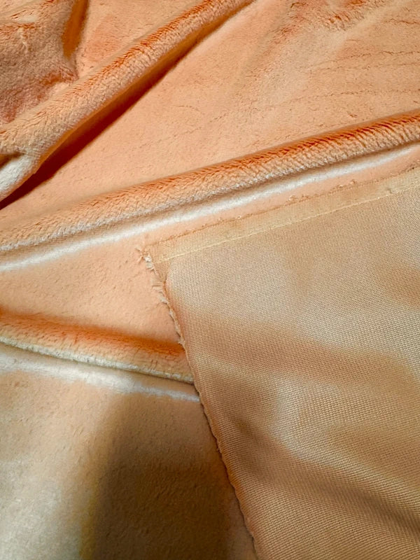 Coupon tissu fausse fourrure douce et légère orange abricot à poils courts 30cm x 155cm