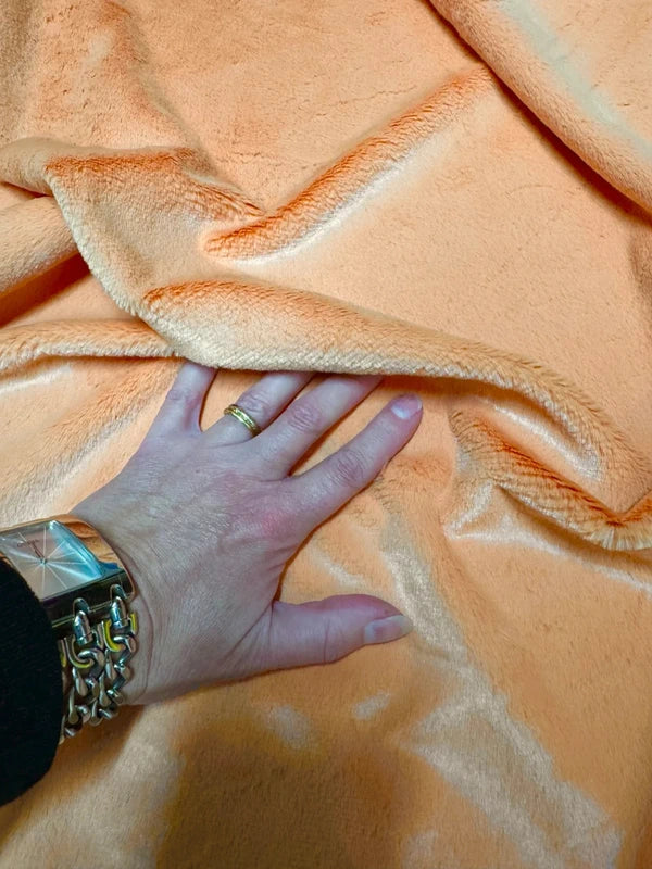 Coupon tissu fausse fourrure douce et légère orange abricot à poils courts 30cm x 155cm