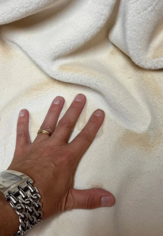 Coupon tissu fausse fourrure douce et épaisse beige touché velours à poils mi-longs 30cm x 115cm