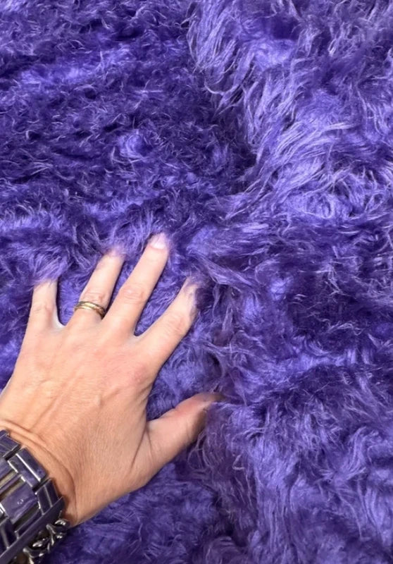 Coupon tissu fausse fourrure originale hirsute à poils longs violet 30cm x 143cm