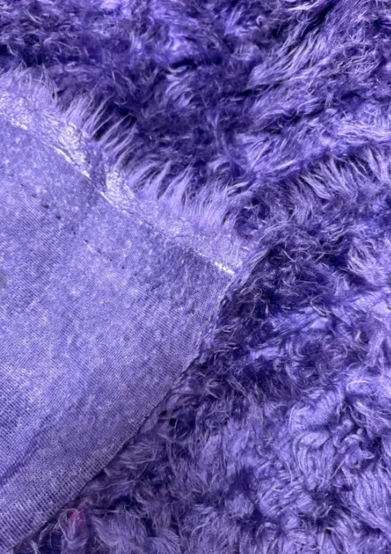 Coupon tissu fausse fourrure originale hirsute à poils longs violet 30cm x 143cm