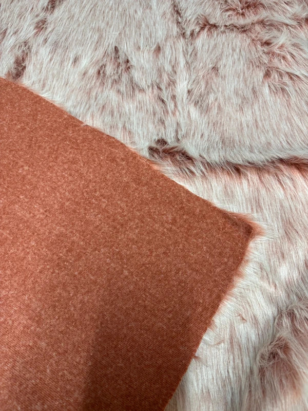 Coupon tissu fausse fourrure très douce et à poils longs marron saumon à mèches blanches 30cm x 72cm