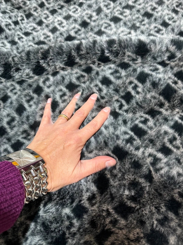 Coupon tissu fausse fourrure très douce imprimée noir et blanc à poils mi-longs 30cmx158cm