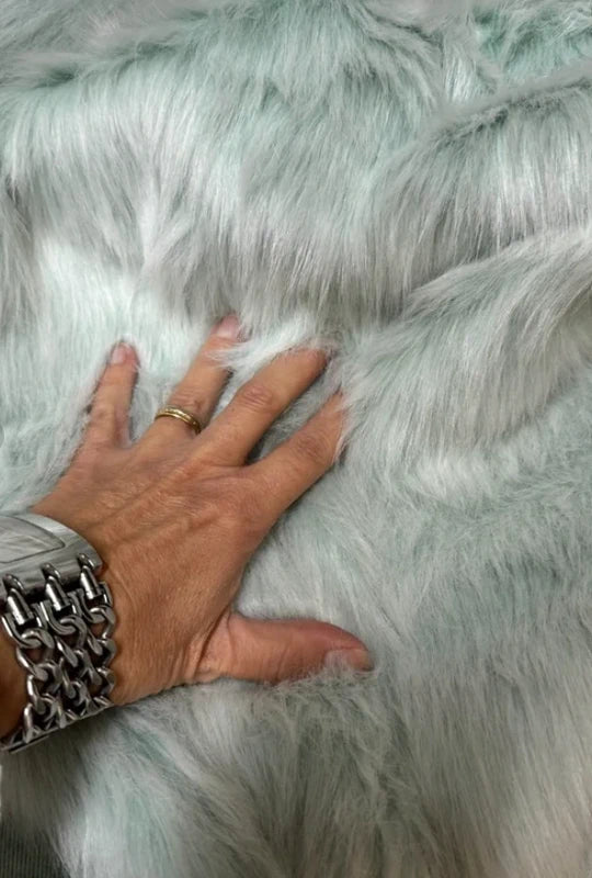 Coupon tissu fausse fourrure douce à poils longs vert d'eau 30cm x 157cm