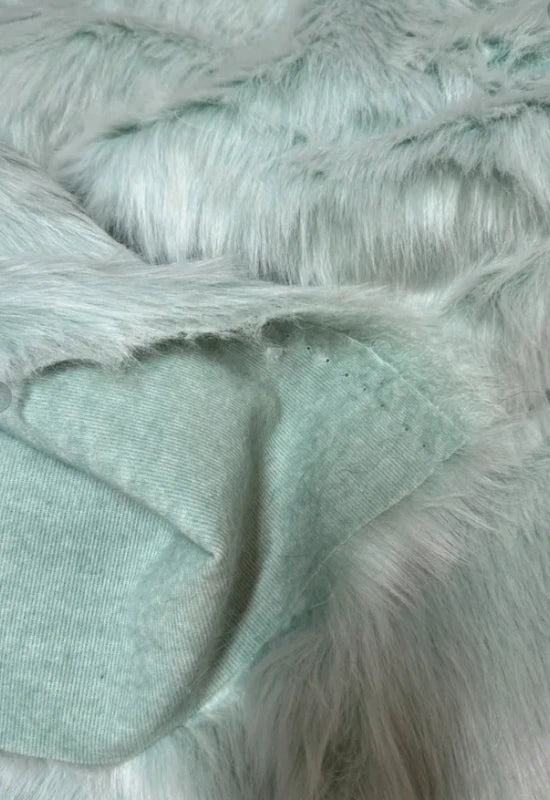 Coupon tissu fausse fourrure douce à poils longs vert d'eau 30cm x 157cm
