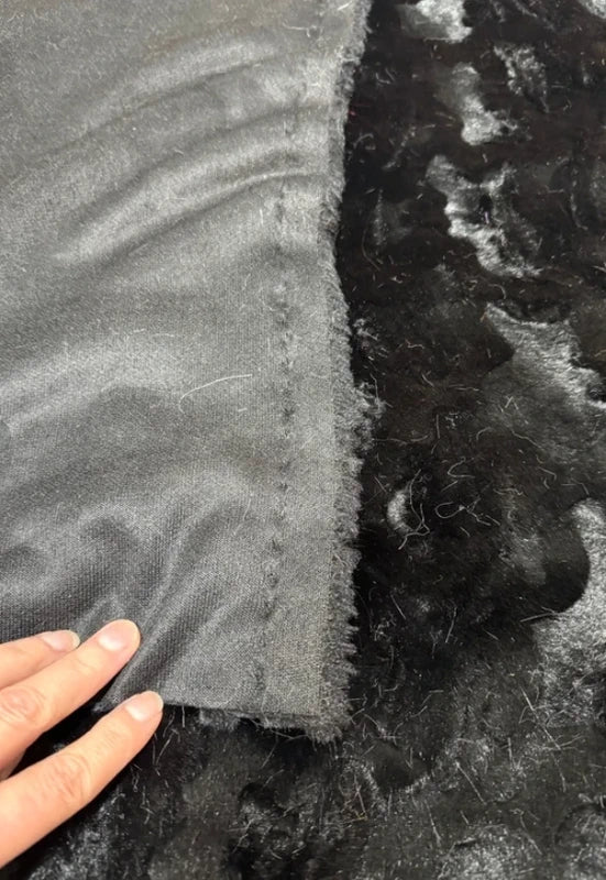 Coupon tissu fausse fourrure texturée douce à poils courts noir 36cm x 130cm