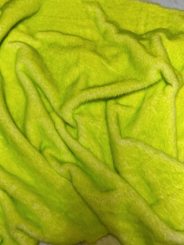 Coupon tissu fourrure douce vert jaune à poils mi-longs 30cm x 170cm