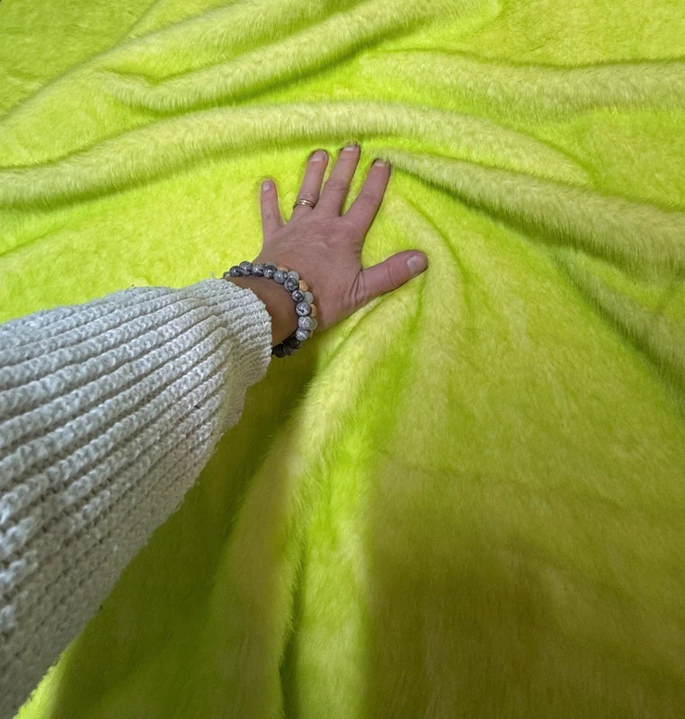Coupon tissu fourrure douce vert jaune à poils mi-longs 30cm x 170cm