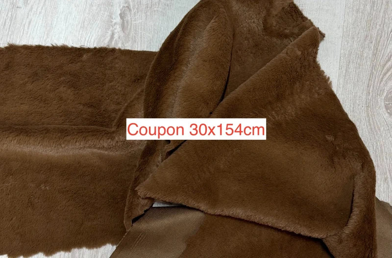 Coupon tissu fausse fourrure douce à poils mi-longs marron 30cm x 154cm