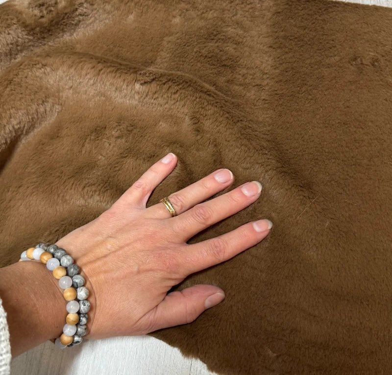 Coupon tissu fausse fourrure douce à poils mi-longs marron 30cm x 154cm