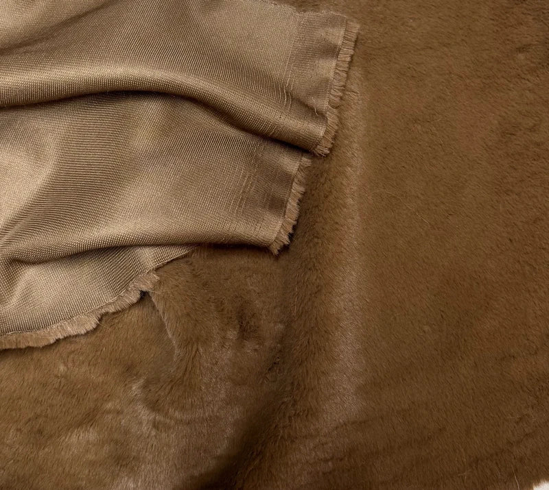 Coupon tissu fausse fourrure douce à poils mi-longs marron 30cm x 154cm