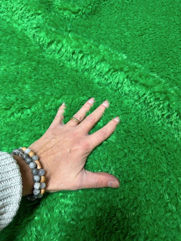Coupon tissu fausse fourrure frisée douce à poils mi-longs vert 30cmx90cm