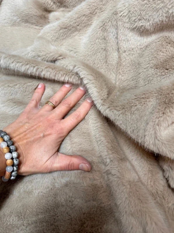 Coupon tissu fausse fourrure douce beige à poils mi-longs 30cm x 150cm