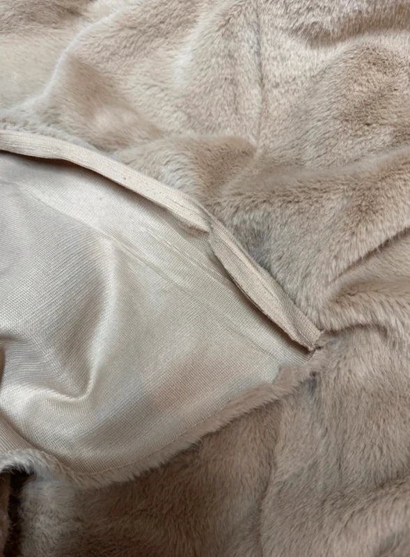 Coupon tissu fausse fourrure douce beige à poils mi-longs 30cm x 150cm