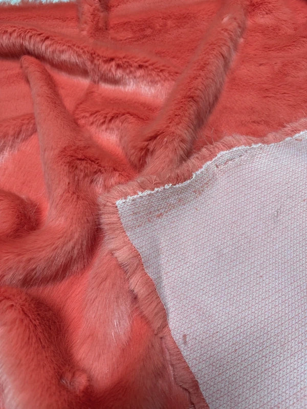 Coupon tissu fausse fourrure douce et épaisse corail à poils longs 30cm x 155cm